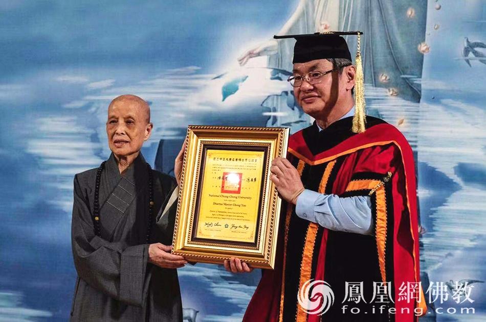 證嚴(yán)法師與科技融合修行，體驗(yàn)前沿智能化生活的最新動(dòng)態(tài)
