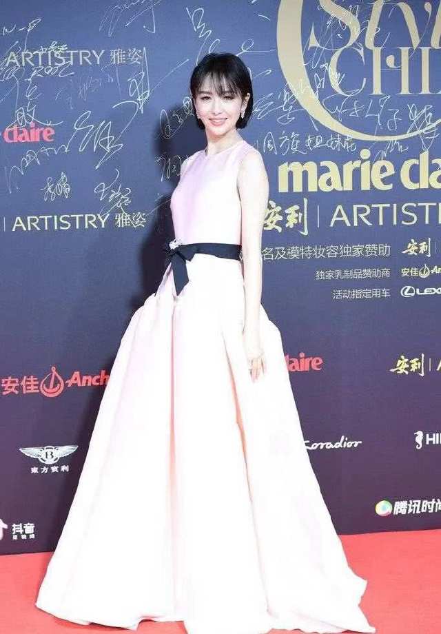 佟麗婭新發(fā)型亮相，科技與時尚融合，引領(lǐng)新生活潮流
