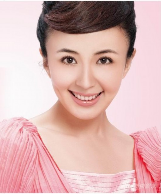楊童舒最新優(yōu)雅照片亮相熒屏，氣質(zhì)再現(xiàn)驚艷眾人