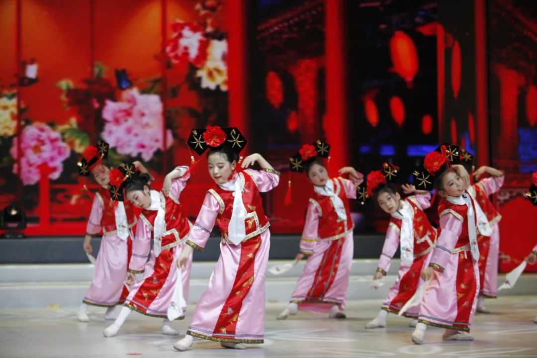探索現(xiàn)代舞臺(tái)藝術(shù)，春晚天鵝最新篇章亮相！